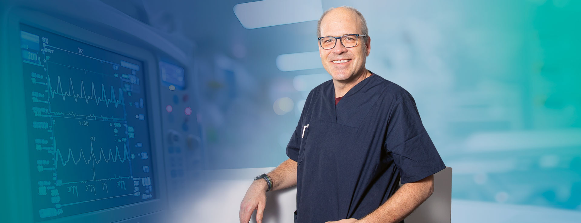 Dr. med. Sonnberger lächelt sympathisch und begrüßt die Webseitenbesucher