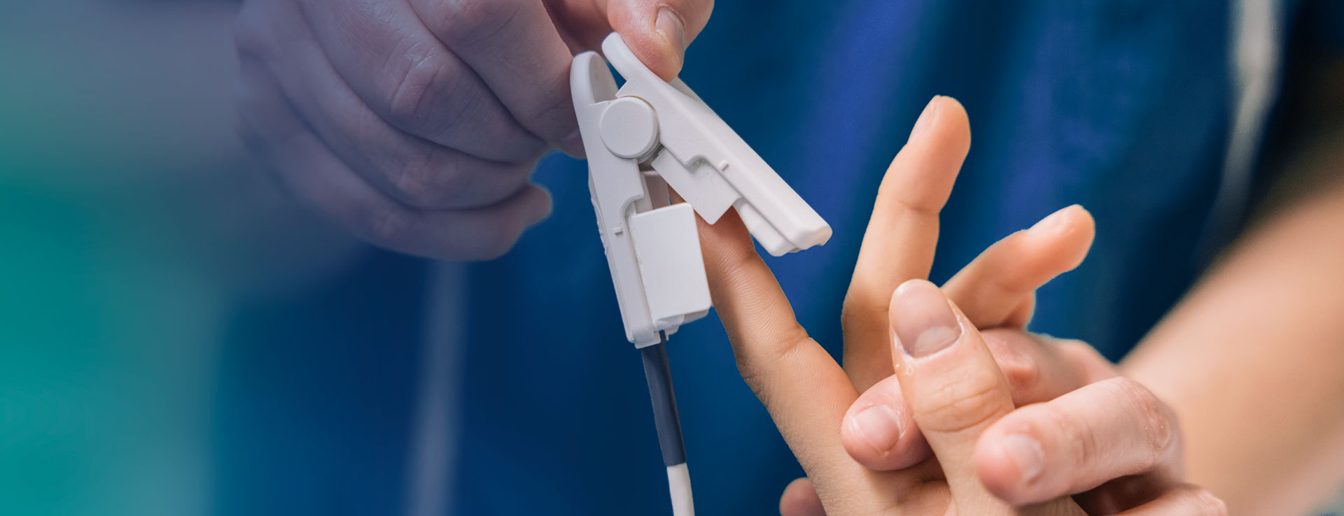 Ein Kontrollgerät wird an den Finger eines Patienten gesteckt